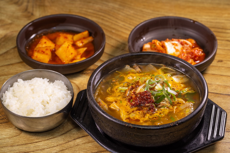 무와 파, 양념을 넣어 빨간국물을 내는 북평민속시장 두꺼비국밥집. 사진=오원호