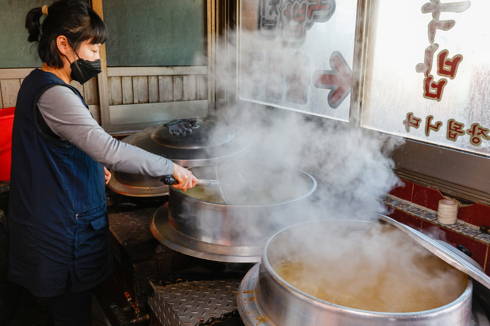 커다란 솥에서 국밥을 끓이는 두꺼비국밥집 2대 사장. 사진=오원호