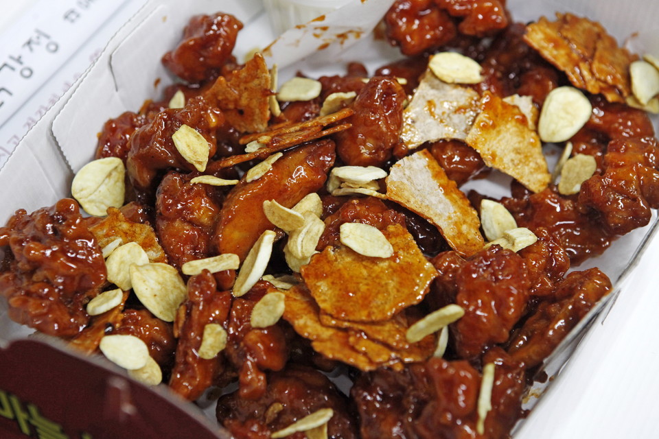 바삭한 누룽지가 들어가는 단양구경시장의 흑마늘누룽지닭강정. 사진=박상준