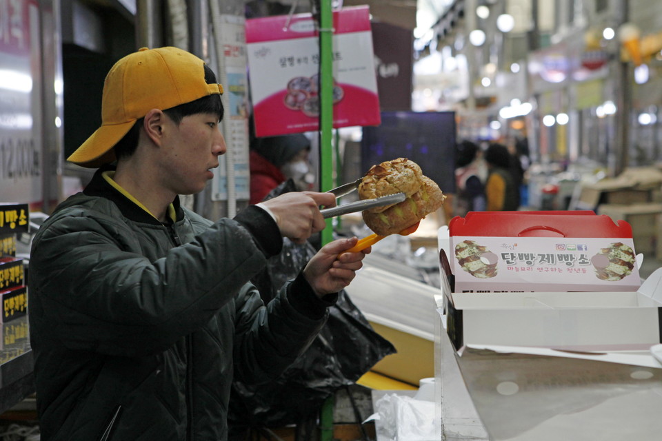 단양구경시장에 활력을 더하는 젊은 상인들. 사진=박상준