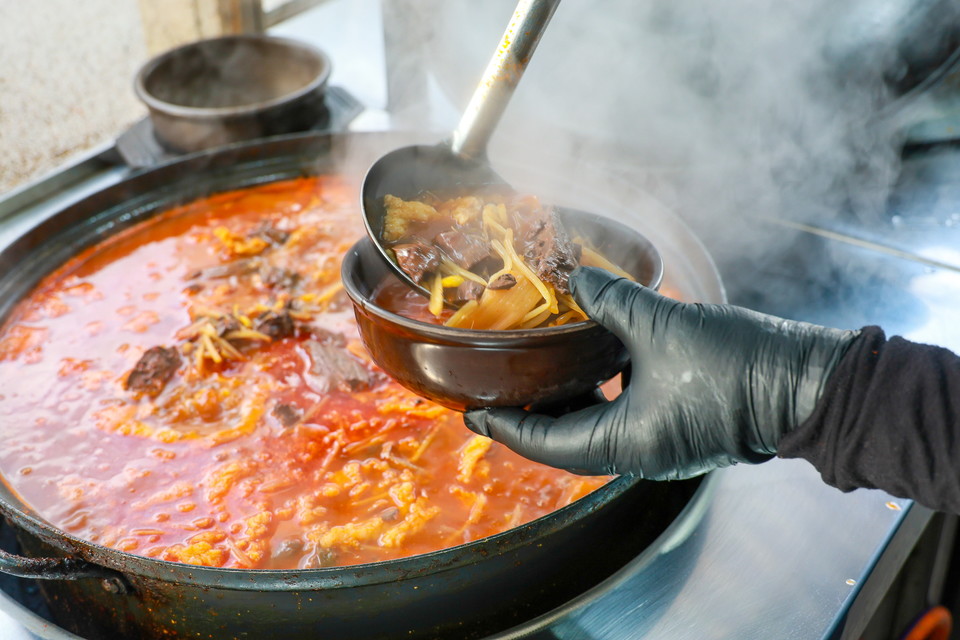 가마솥에 뜨겁게 끓여내는 창녕전통시장 수구레국밥. 사진=유은영