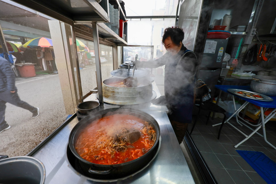 창녕전통시장_김이 펄펄 나는 수구레국밥 가마솥_유은영 촬영