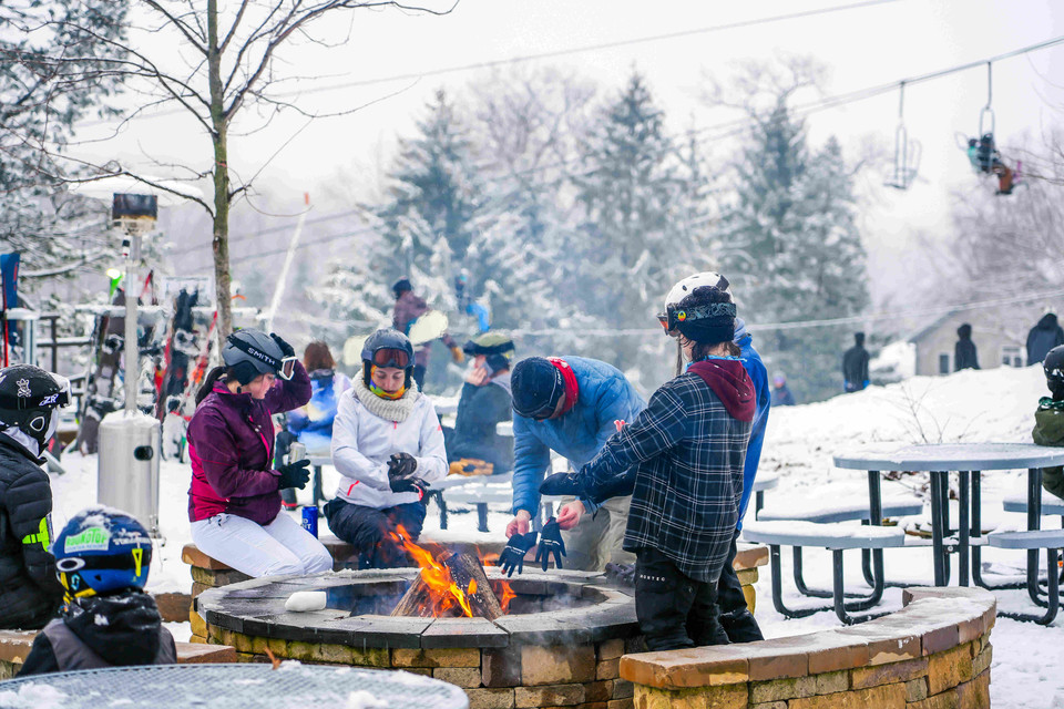 펜실베이니아주 스키장에서 스키어들이 모닥불에 몸을 녹이고 있다. 사진=미국관광청