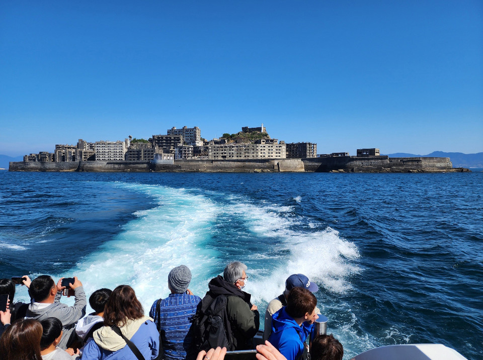 일본이 9년 전 우리나라와 군함도를 세계유산으로 등재할 때 강제동원한 역사를 충분히 반영하기로 했던 약속을 아직까지 이행하지 않고 있어 논란이 되고 있다. 유람선에서 군함도를 바라보는 관광객들. 사진=서경덕 성신여대 교수팀