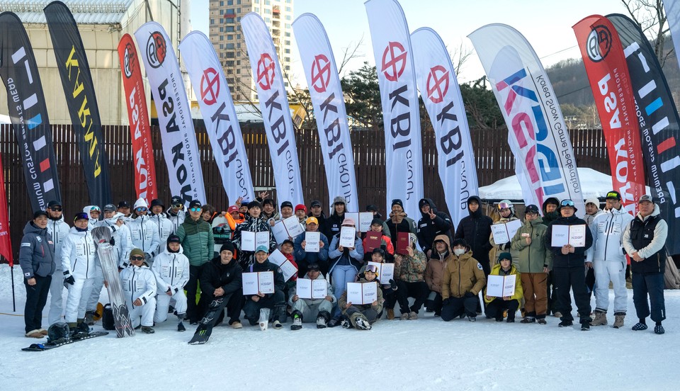 KBI컵 대한설상경기연맹 리그 스노보드 경기 입상자와 운영진이 단체 사진을 촬영하고 있다. 사진=KBI그룹