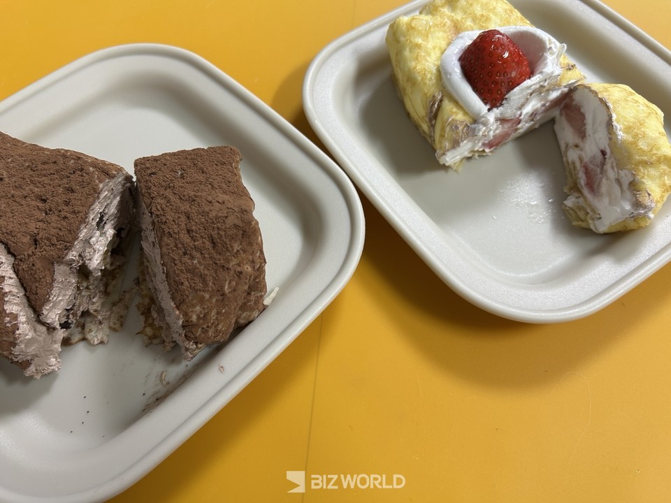 '405 생딸기수건모양케이크'와 ‘405 초코수건모양케이크’의 단면 모습. 405 생딸기수건모양케이크에는 딸기가 콕콕 박혀 있고, 405 초코수건모양케이크에는 초코칩이 박혀 있다. 사진=김선주 기자