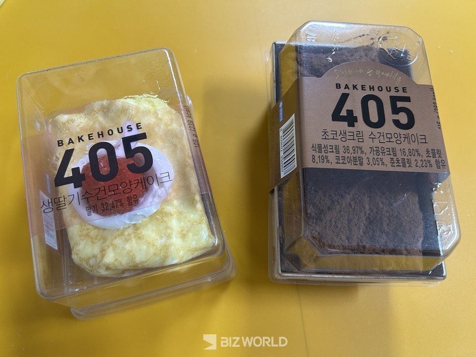 CU에서 판매하고 있는 '405 생딸기수건모양케이크'와 ‘405 초코수건모양케이크’의 모습. 사진=김선주 기자