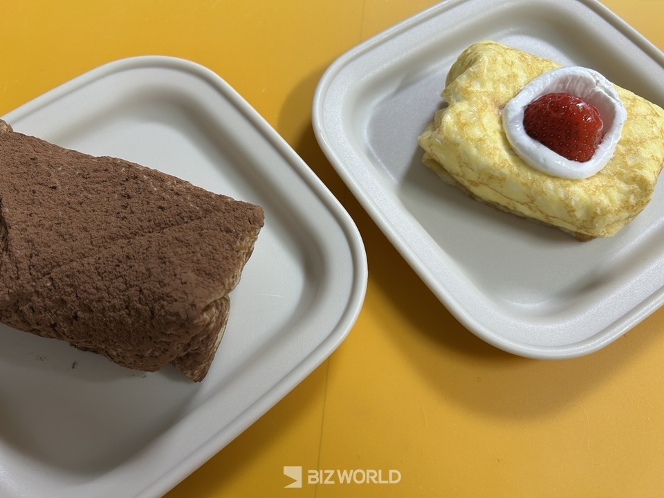 포장을 벗긴 '405 생딸기수건모양케이크'와 ‘405 초코수건모양케이크’의 모습. 사진=김선주 기자