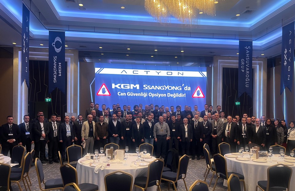 KGM 튀르키예서 액티언 론칭행사 참가자들이 단체 사진을 촬영하고 있다. 사진=KGM