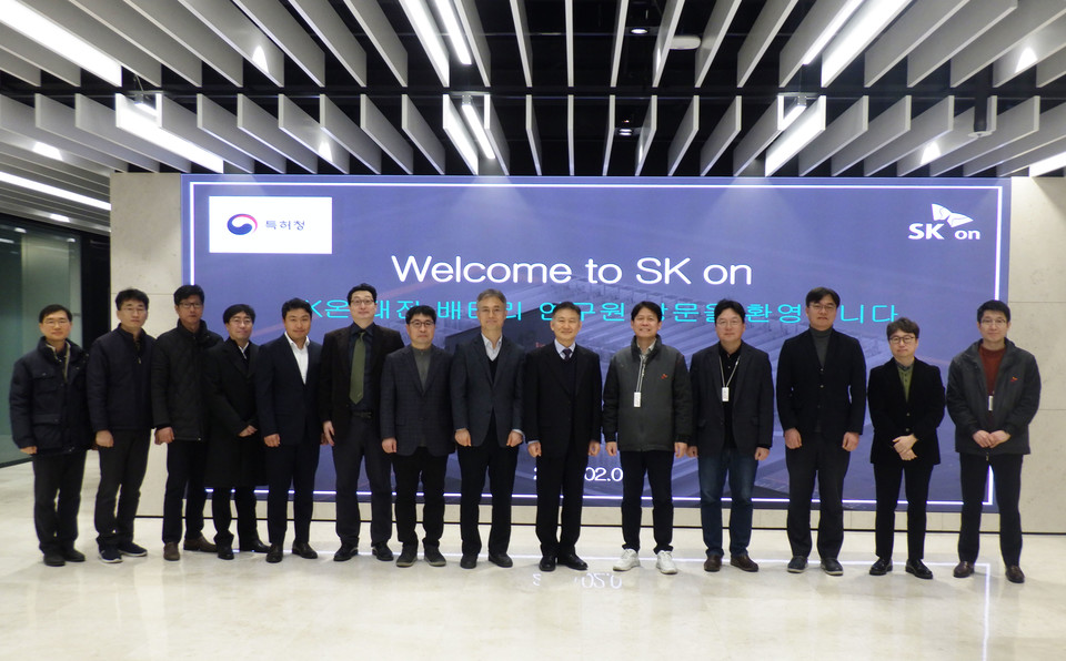 특허청은 지난 6일 오후 2시 이차전지 분야 주요 기업인 ㈜SK온의 대전 배터리 연구원(대전시 유성구)을 방문해 현장소통 간담회를 개최했다고 밝혔다. 임영희 특허청 화학생명심사국장(왼쪽에서 아홉 번째)이 간담회를 마치고, 관계자들과 기념촬영을 하고 있다. 사진=특허청