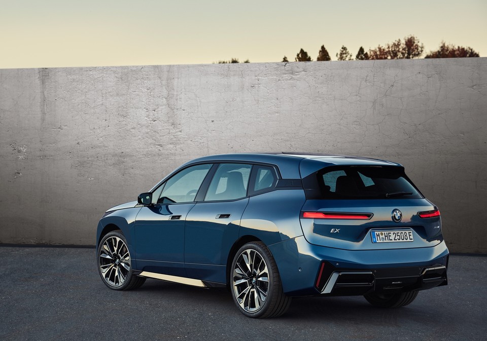 BMW 뉴 iX xDrive60 후측면. 사진=BMW 코리아