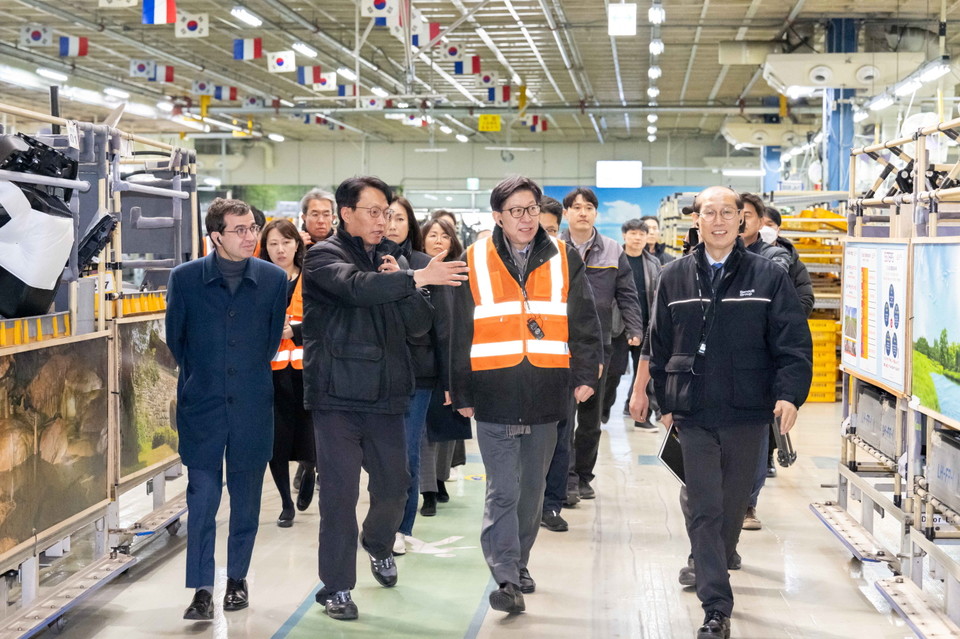 스테판 드블레즈 사장(왼쪽 첫번째)과 박형준 시장(왼쪽 세번째), 이해진 제조본부장(왼쪽 네번째)이 부산공장을 점검하고 있다. 사진=르노코리아