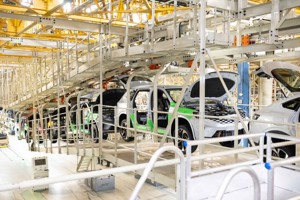 전기차 혼류 생산을 위해 부산공장에 새롭게 설치한 차량 이동 장치 ’섀시 행거(Chassis Hanger)‘. 사진=르노코리아