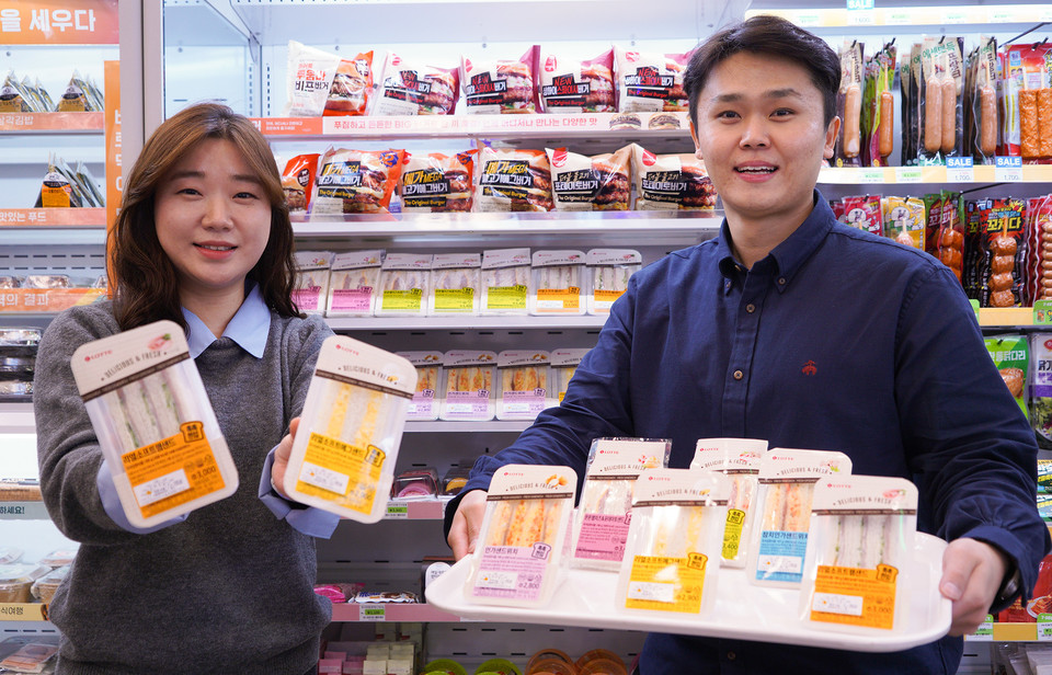 편의점 세븐일레븐에서 롯데웰푸드(옛 롯데제과)가 지난 2021년 2월 2일 출원(출원번호 제1020210014556호)해 그해 10월 27일 등록(등록번호 제102320816호)을 받은 ‘발효취 감소 및 빵 부피 증가 효과를 가지는 락티카제이바실러스 파라카제이 LRCC5240 균주 및 이의 용도'라는 명칭의 특허 유산균을 활용한 제품을 선보여 관심을 끌고 있다. 사진=세븐일레븐