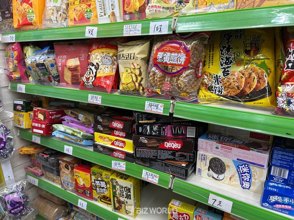 중국 대련의 한 마트에서는 한국어로 적힌 국내 브랜드의 상품을 심심찮게 볼 수 있다. 사진=김선주 기자