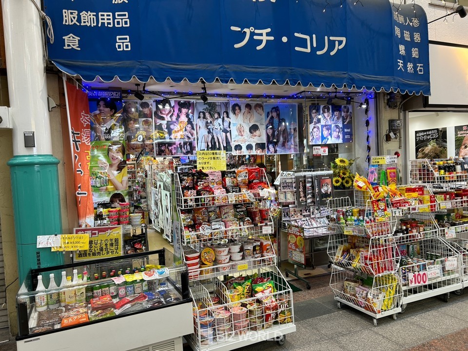 일본 후쿠오카의 한 상점에서는 신라면, 불닭볶음면 등 국내 식품 브랜드의 다양한 상품은 물론이고 K팝 포스터, 뷰티 제품 등 한국과 관련된 상품만 판매하고 있다. 사진=김선주 기자 