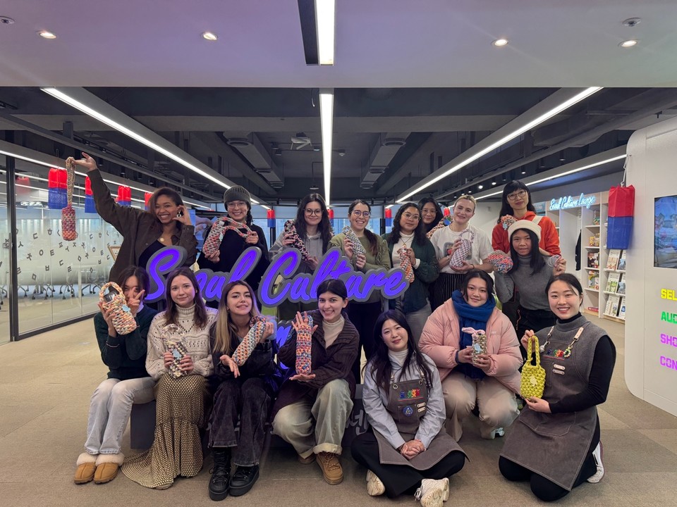 리폼아트 프로그램에 참가한 외국인들이 텀블러백을 들고 기념 사진을 촬영하고 있다. 사진=서울관광재단