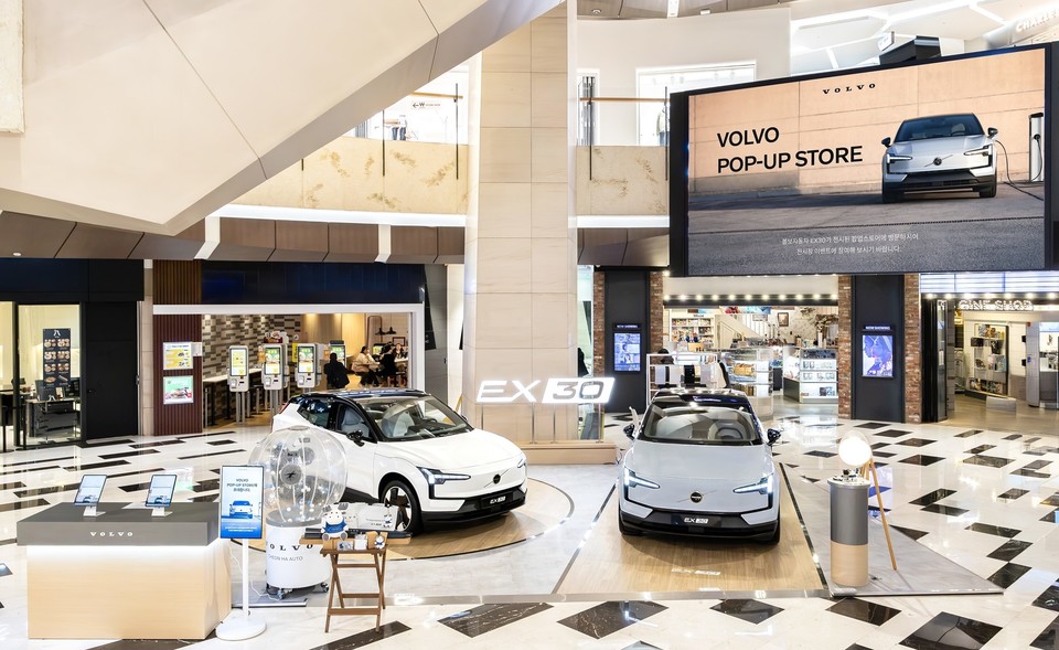 볼보자동차코리아가 전국 주요 9개 백화점 및 쇼핑몰에서 차세대 순수 전기 SUV, 볼보 EX30 팝업 스토어를 진행한다. 사진=볼보자동차코리아
