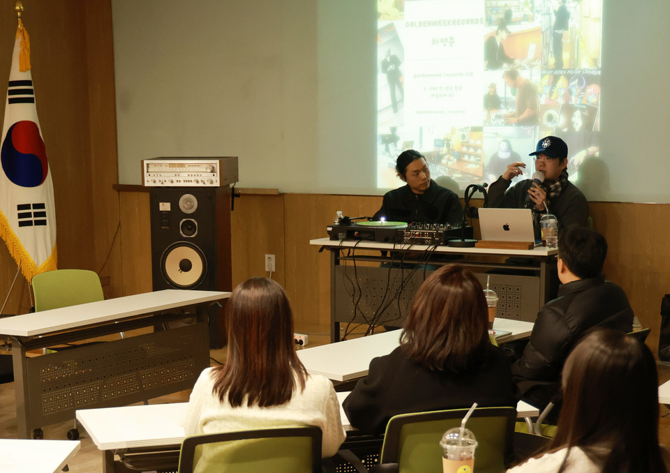 희망브리지 직원들이 힐링 프로그램 ‘쉼표’에서 골든위크레코즈 관계자의 음악 해설을 들으며 감상에 집중하고 있다. 사진=희망브리지