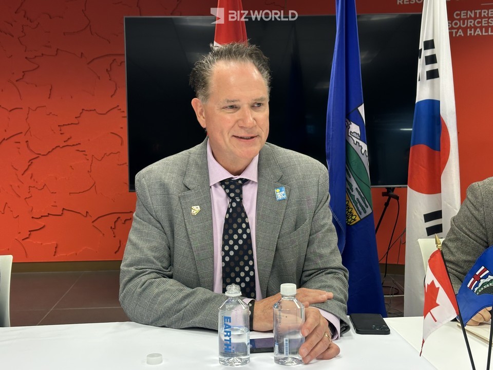 브래드 패리 캘거리경제개발청 사장이 지난 13일 서울 중구 소재 주한 캐나다 대사관에서 인터뷰 질문에 대한 답을 하고 있다. 사진=김미진 기자