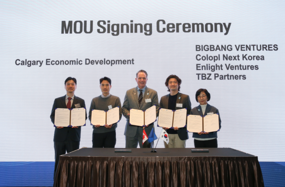 브래드 패리 캘거리경제개발청 사장(가운데)이 지난 11일 한국 VC 4곳 관계자들이 업무협약을 맺고 기념촬영을 하고 있는 모습. 사진=주한캐나다대사관