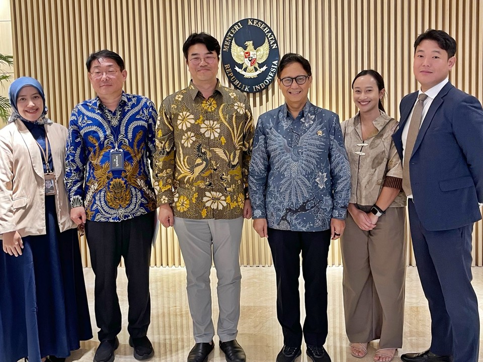 부디 구나디 사디킨 인도네시아 보건부장관(오른쪽 세 번째), 유현승 시지바이오 대표(왼쪽 세 번째), 어효중 시지바이오 인도네시아 사업책임자(오른쪽 첫 번째)가 최근 인니 의료기기 제조업 발전 협력 논의를 마친 후 기념촬영을 하고 있다. 사진=시지바이오