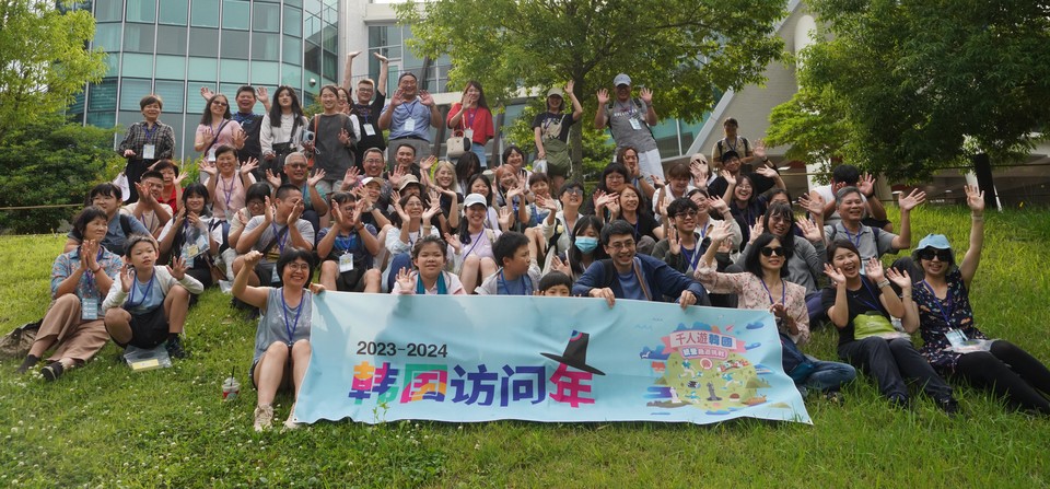 대만 남부권 상품화 공모로 방한한 대만 관광객 통영에서 기념 사진을 촬영하고 있다. 사진=한국관광공사