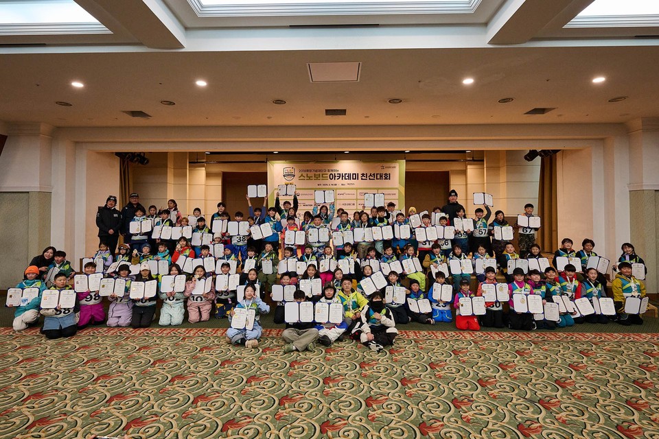 2018평창기념재단(이사장 유승민)은 지난 14일 모나파크 용평리조트에서 열린 친선대회를 끝으로 2024/25 동계시즌 '플레이윈터 스노보드 아카데미'를 성공적으로 마무리했다고 17일 발표했다. 사진=2018평창기념재단