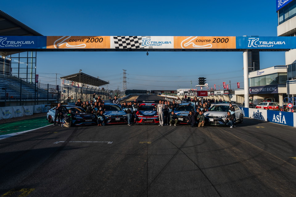 현대 N 관계자들과 타니구치 노부테루가 경기 종료 후 단체 사진을 촬영하고 있다. 사진=현대자동차