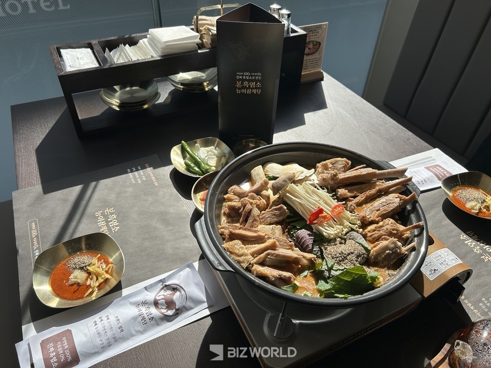 본아이에프가 보양식 브랜드 '본흑염소능이삼계탕' 방배 1호점의 론칭을 기념해 18일 오후 전속 모델인 트로트 가수 김연자의 오프라인 사인회를 개최했다. 사진 속 메뉴는 '흑염소 갈비전골'이다. 모든 테이블에는 물티슈, 치실, 추가 앞접시 등이 구비돼 있다. 사진=김선주 기자 