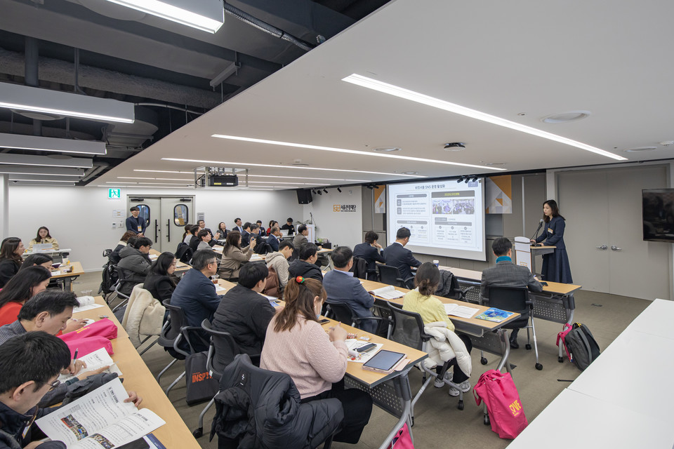 2025 서울관광 사업설명회에서 스마트관광팀 이윤화 팀장이 사업을 소개하고 있다. 사진=서울관광재단