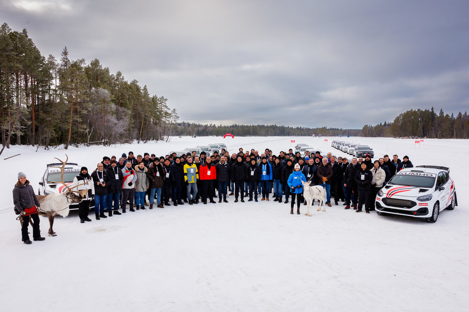 금호타이어 금호 윈터 드라이빙 익스피리언스 참가자들이 기념 사진을 촬영하고 있다. 사진=금호타이어