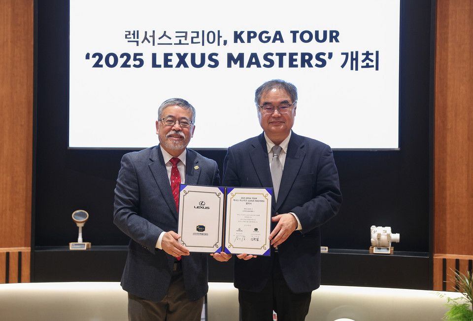 김원섭 KPGA 회장(왼쪽)과 콘야마 마나부 렉서스코리아 대표이사 사장이 ‘2025 렉서스 마스터즈’ 개최 업무 협약식에서 기념 사진을 촬영하고 있다. 사진=렉서스코리아
