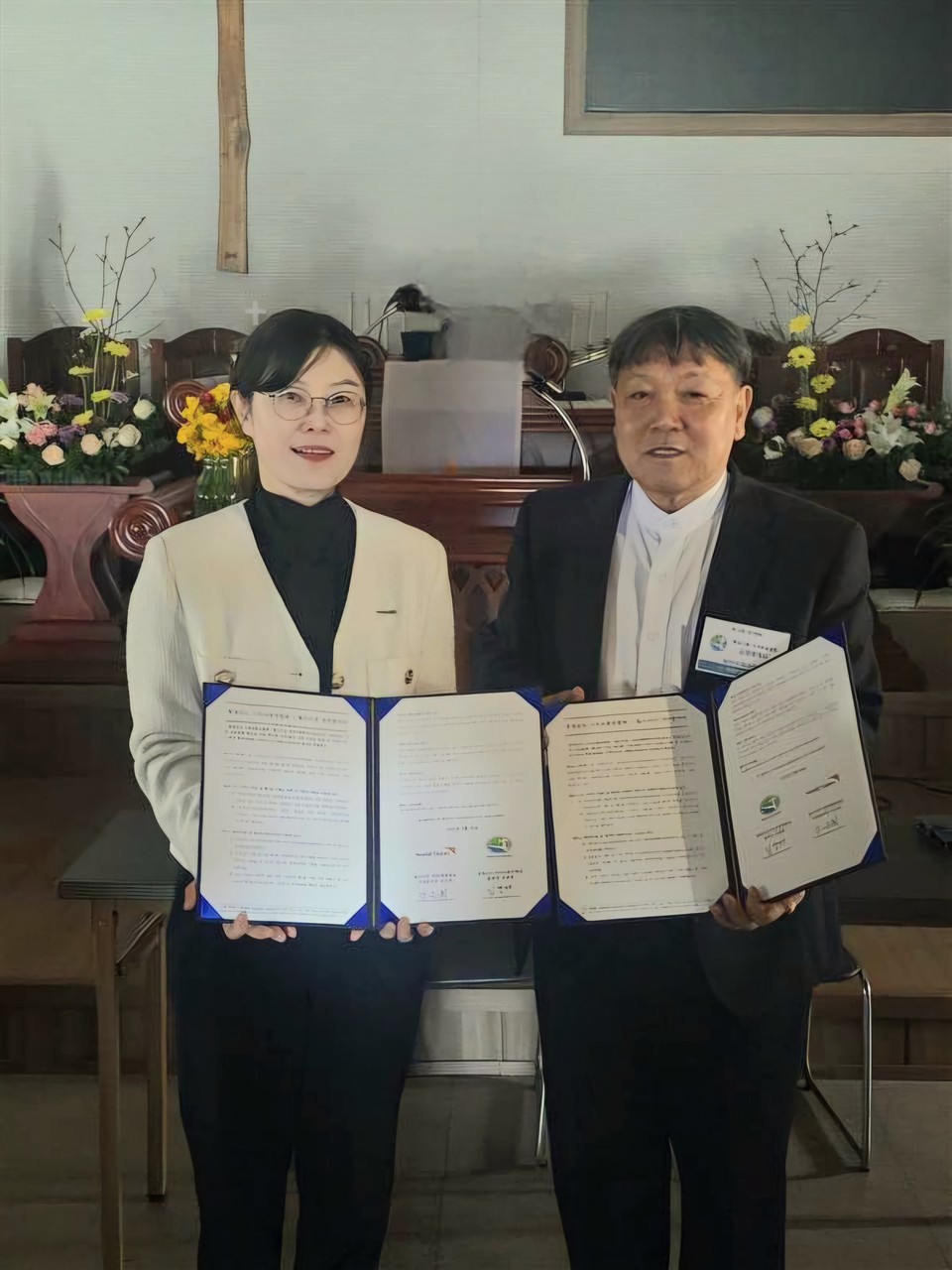 2월 20일 부여남산성결교회에서 충청남도 기독교총연합회 김정태 총회장(오른쪽)와 월드비전 대전세종충남사업본주 강은희 본부장이 업무협약 체결 후 기념촬영을 하고 있다. 사진=월드비전