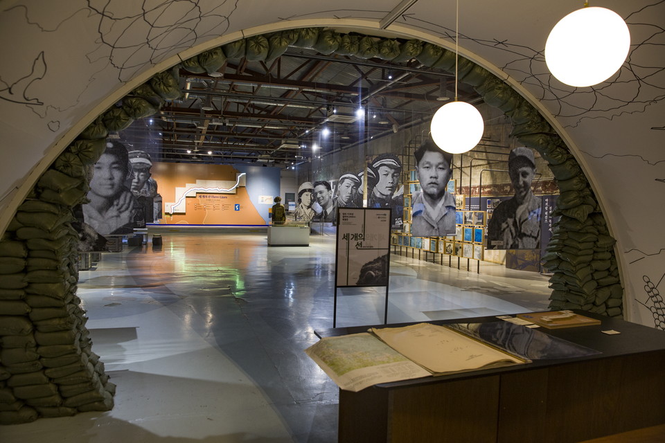 파주 갤러리 그리브스에서 정전 협정 서약서와 학도병들의 이야기를 만날 수 있다. 사진=경기관광공사