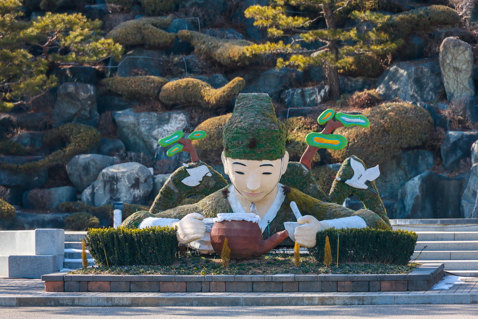 산청 동의보감촌 입구에 있는 동의폭포 광장. 사진=유은영