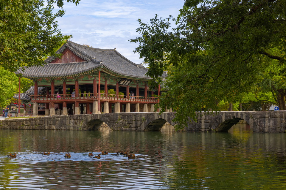 원앙이 노니는 연못과 어우러진 광한루 풍경. 사진=오원호