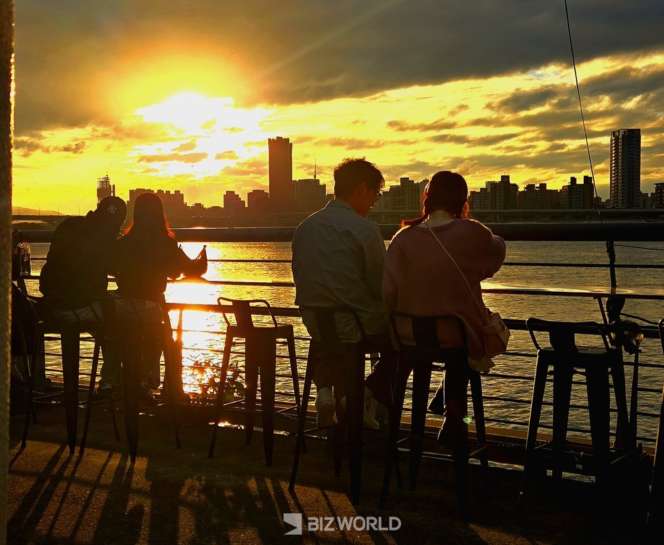 타이베인 다다오청 인근 단수이강변에서의 황금빛 노을을 즐기고 있는 현지인들과 관광객들. 타이완=손진석 기자