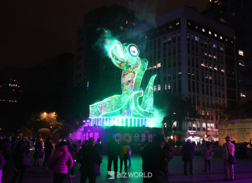 서문정역 5번 출구 인근 공원에 설치된 등불축제 메인 등은 30분에 한번씩 공연을 펼쳐 관광객들에게 볼거리를 제공하고 있다. 타이완=손진석 기자