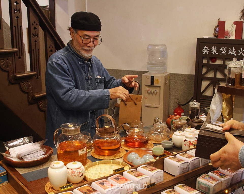 박물관 2층에 있는 판매대에서 관광객이 차를 시음하고 찻잎을 구매하고 있다. 타이완=손진석 기자