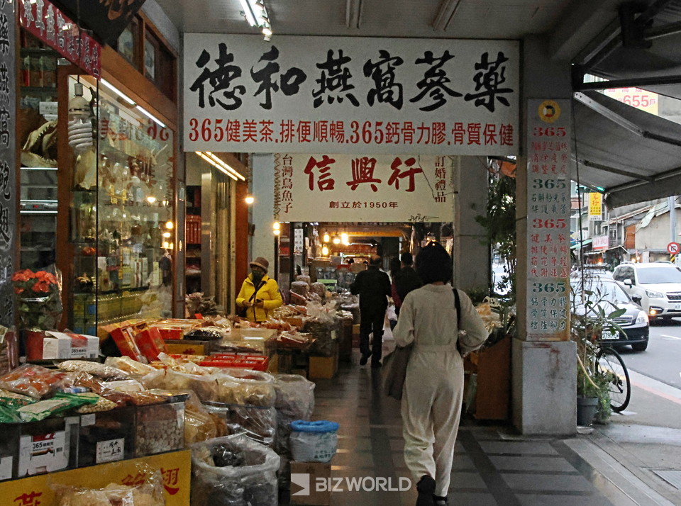 디화제 거리 시장 거리는 약제와 건버섯 등이 매대에 전시되어 있었다 . 타이완=손진석 기자