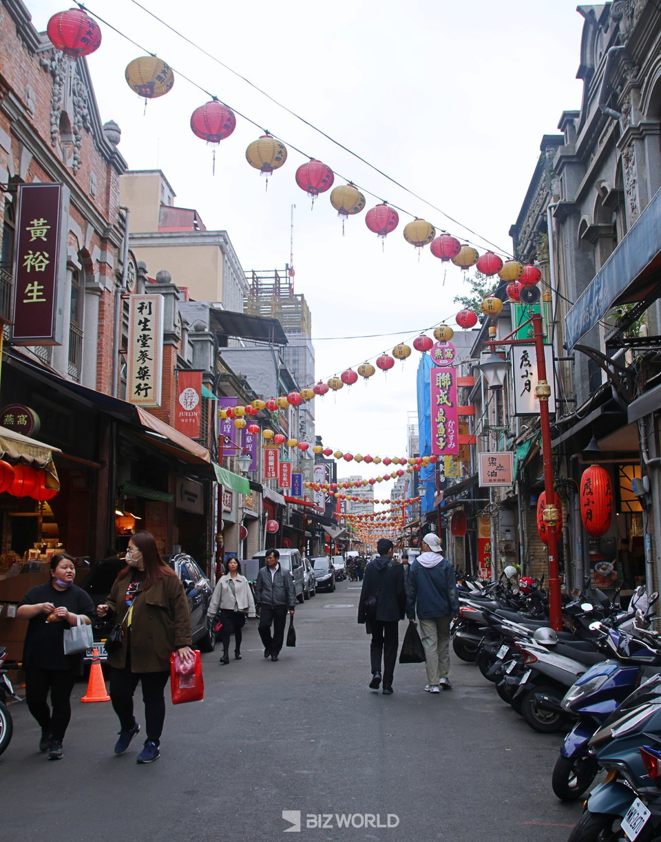 디화제 거리를 표시하듯이 시장골목 위로 빨간색 등이 걸려 있다. 타이완=손진석 기자