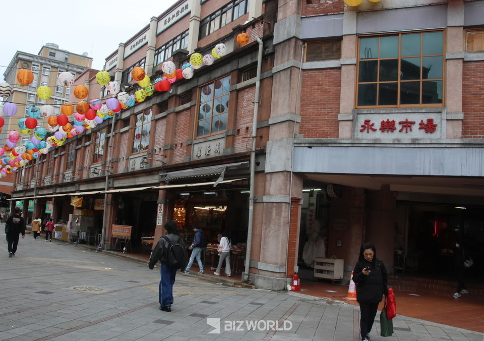디화제 거리 중심에 있는 용러시장 건물 인근에 식당과 휴식을 할 수 있는 의자들이 있다. 타이완=손진석 기자
