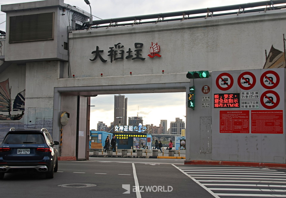 관문 너머 단수이강 강변 공원이 보인다. 타이완=손진석 기자