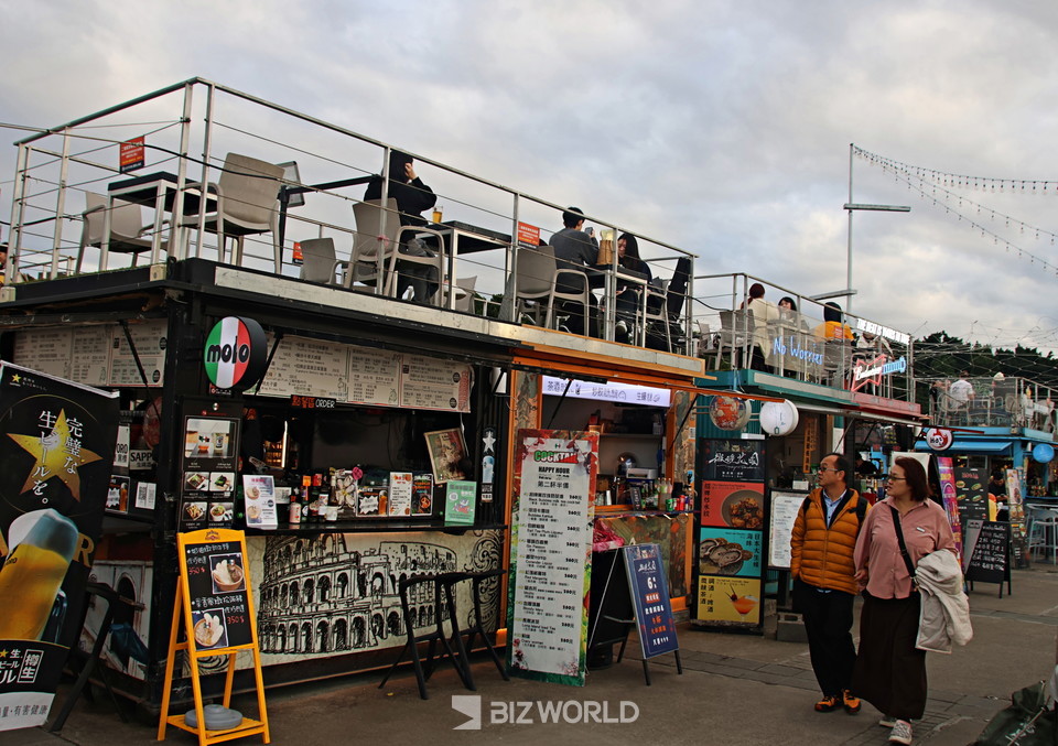 공원 상가위 루프탑에서 시간을 보내고 있는 사람들. 타이완=손진석 기자