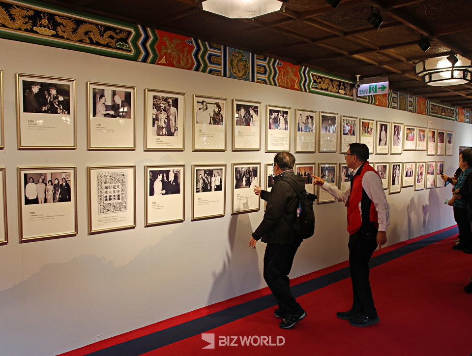 원산대반점 2층 금룡관 가는 복도에 있는 역사를 기록해 놓은 벽. 타이완=손진석 기자