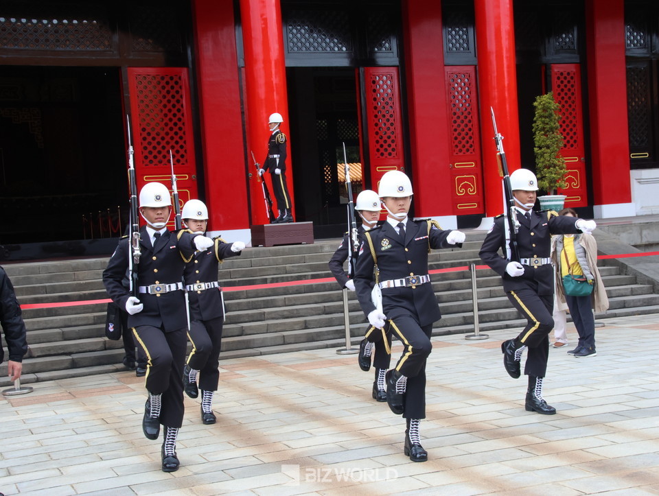 충렬사 근위병이 교대식을 진행하고 있다. 타이완=손진석 기자