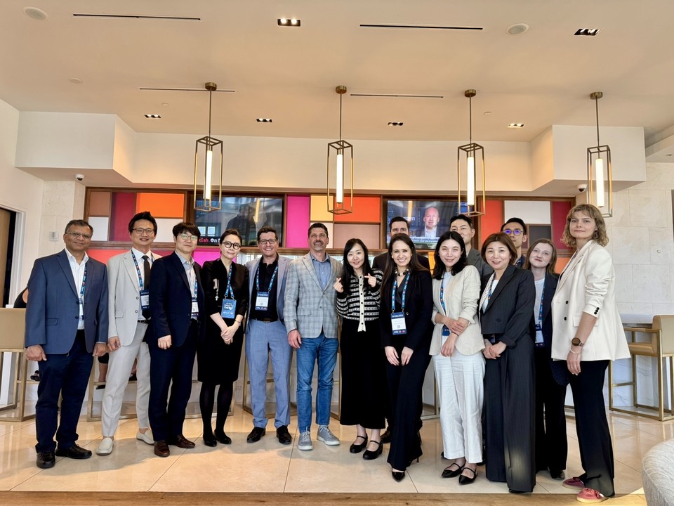 미국 플로리다에서 열린 ‘2025 글로벌 메디컬 투어리즘 서밋에 참가한 공사 및 국내 참가기관, 미국의료관광협회 단체가 기념 사진을 촬영하고 있다. 사진=한국관광공사