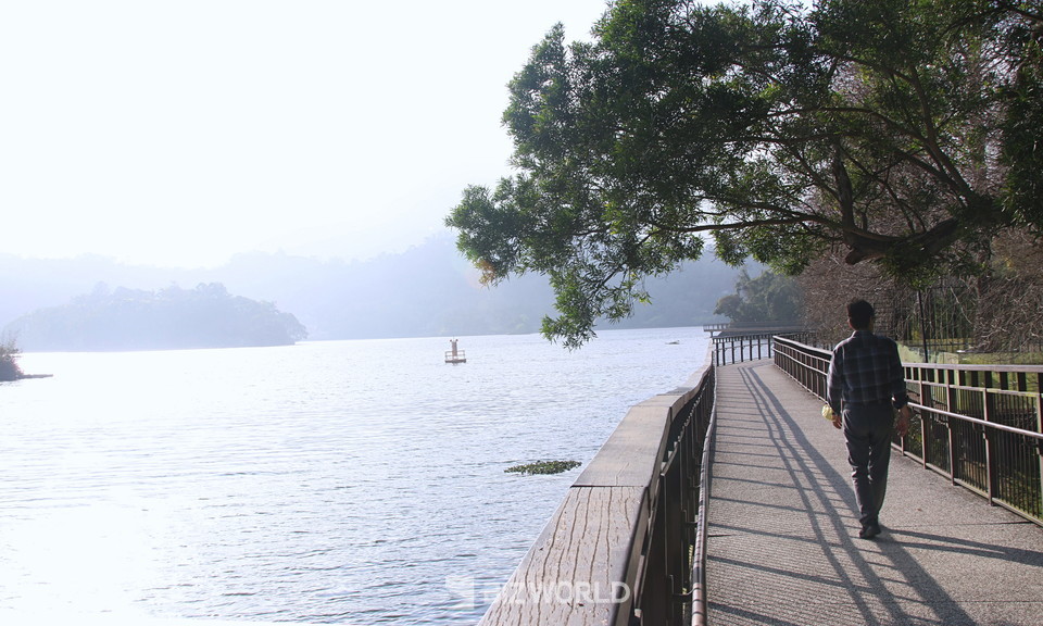 어메이 호수 둘레길을 여유롭게 걷고 있는 관광객. 타이완=손진석 기자