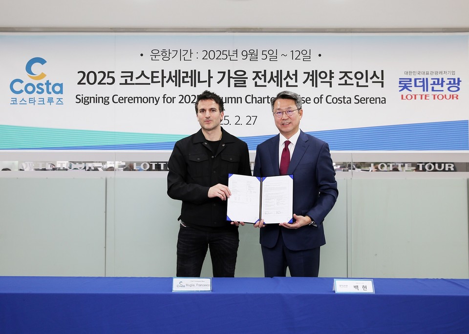 백현 롯데관광개발 대표(오른쪽)와 무글리아 프란체스코 코스타 크루즈 CCO가 지난 27일 롯데관광 서울지점에서 ‘2025 가을 전세선 계약 조인식’을 마친 후 기념촬영을 하고 있다. 사진=롯데관광개발